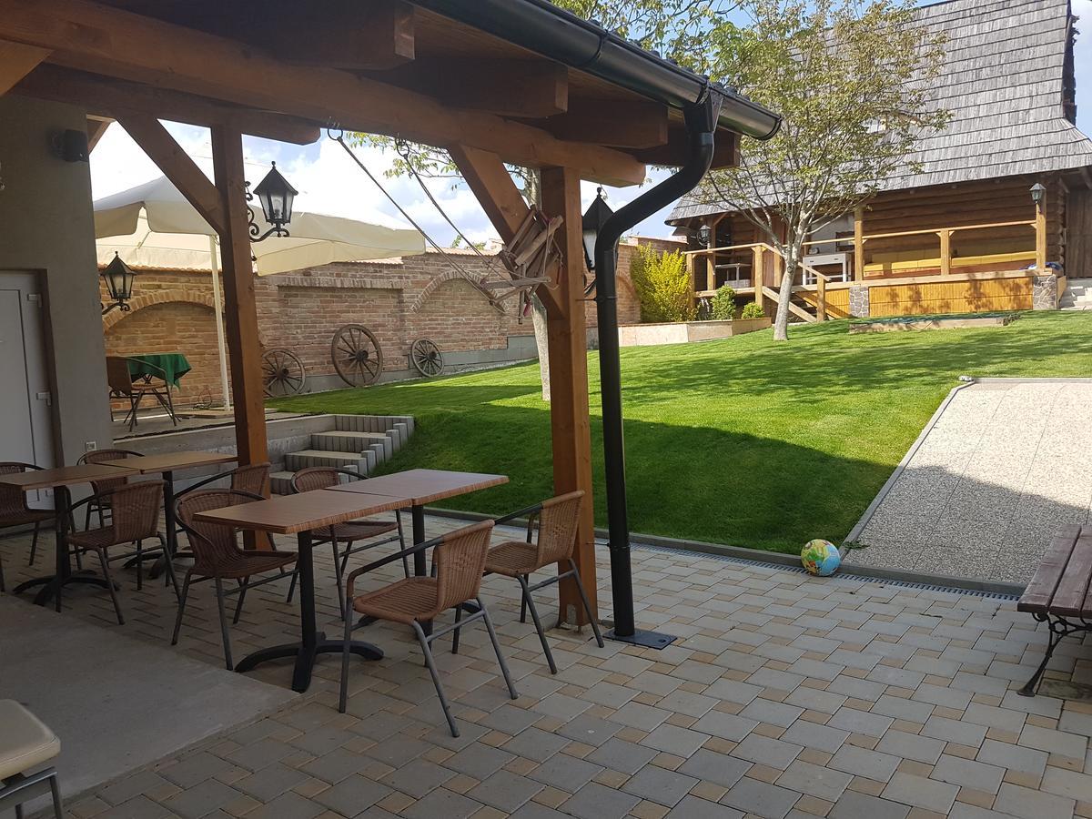AgroPenzion 7divov Dolna Krupa Esterno foto